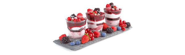 Drei Gläser gefüllt mit geschichteten Desserts aus Joghurt und Beeren auf einer Schieferplatte, umgeben von verschiedenen frischen Beeren.