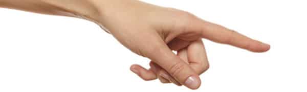 Eine Hand mit ausgestreckten, nach rechts zeigenden Fingern vor einem weißen Hintergrund.