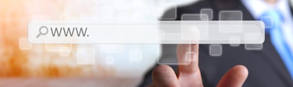 Eine Person im Anzug berührt eine virtuelle Suchleiste mit dem Wort „www.“ darin, was Internetsuchen symbolisiert.