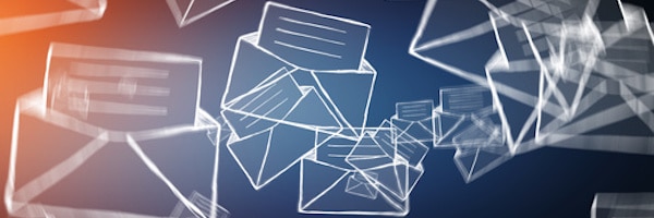 Abstrakte Darstellung schwebender Umschläge vor einem blauen und orangefarbenen Hintergrund mit Farbverlauf.