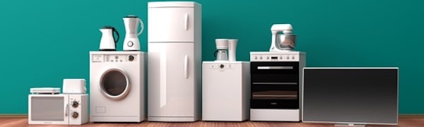 Eine Sammlung von Haushaltsgeräten, darunter eine Mikrowelle, eine Waschmaschine, ein Mixer, ein Kühlschrank, eine Kaffeemaschine, ein Geschirrspüler, ein Ofen, ein Mixer und ein Fernseher, alle vor einer blaugrünen Wand platziert.