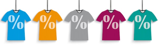Fünf bunte Hemden (blau, orange, grau, magenta und blaugrün) zeigen jeweils ein großes Prozentsymbol und hängen in einer Reihe.