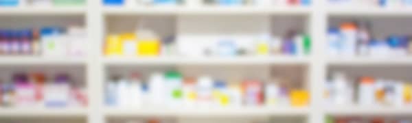 Regale gefüllt mit verschiedenen medizinischen Hilfsmitteln und Arzneimittelflaschen.