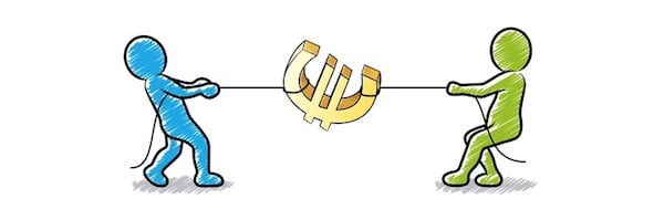 Zwei Strichmännchen, ein blaues und ein grünes, ziehen an einem Seil mit einem großen goldenen Währungssymbol in der Mitte, was an ein Tauziehen-Szenario erinnert.