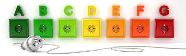 Farbcodierte Steckdosen mit den Bezeichnungen A bis G (von Grün bis Rot), darunter liegen ein weißer Stecker und ein weißes Kabel.