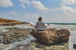 Junge Frau in der Natur – Healthfluencer zwischen Aufklärung und Werbung