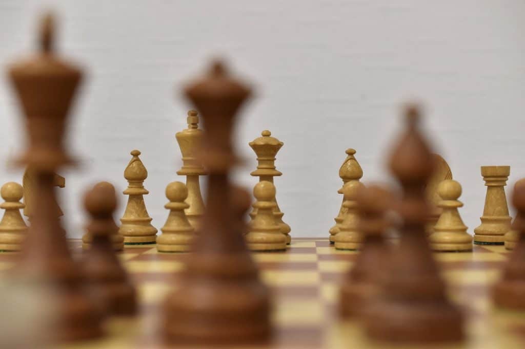 Schachbrett aus Holz — Symbol für Strategie und Sperrmanöver im Markenrecht