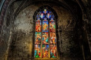 Buntglasfenster einer Kirche