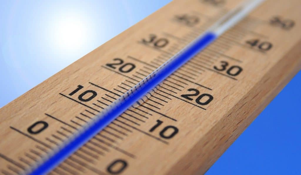 Thermometer zeigt hohe Temperatur in der Sonne