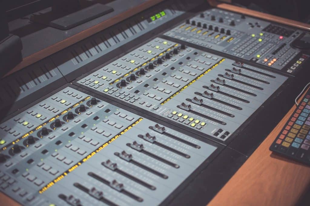 Mischpult in einem Tonstudio als Symbol fuer KI-Musikproduktion