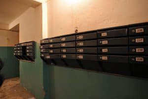 Reihe von Briefkästen in einem Hausflur