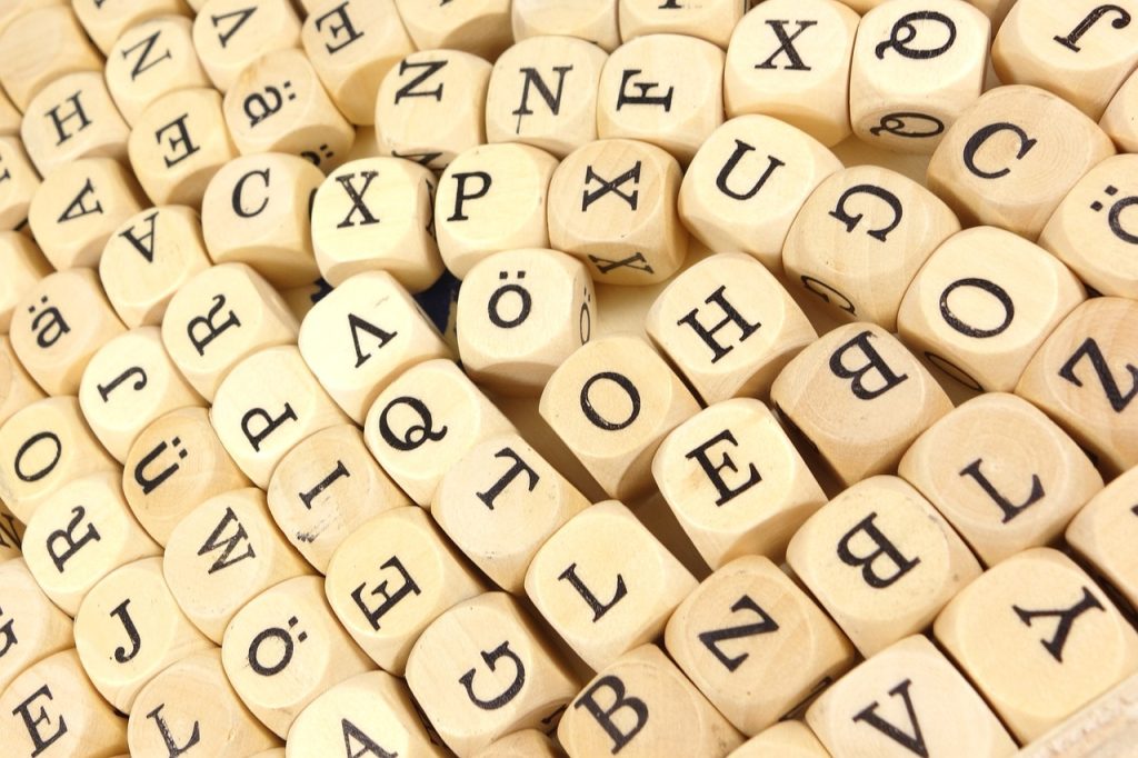Viele Holzwuerfel mit einzelnen Buchstaben