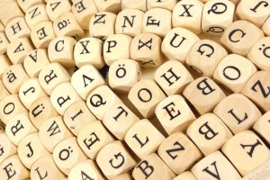 Viele Holzwuerfel mit einzelnen Buchstaben