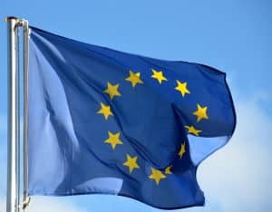 Europaflagge im Wind vor blauem Himmel