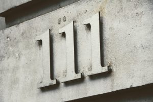 Metallene Ziffern einer Hausnummer an einer Wand
