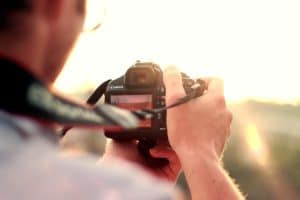 Fotograf mit Spiegelreflexkamera im Gegenlicht
