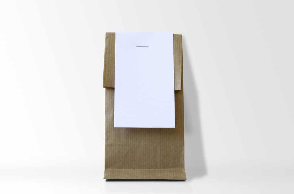 Papiertüte mit leerem Etikett