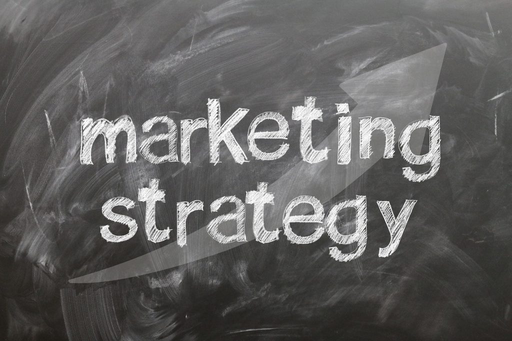 Tafel mit der Aufschrift marketing strategy