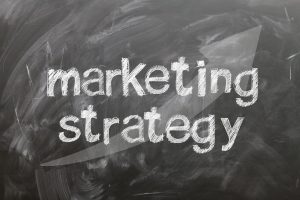 Tafel mit der Aufschrift marketing strategy