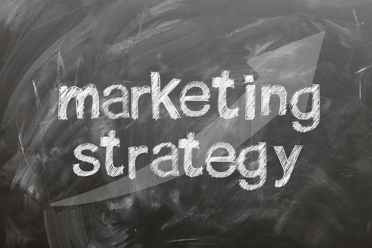 Tafel mit der Aufschrift marketing strategy