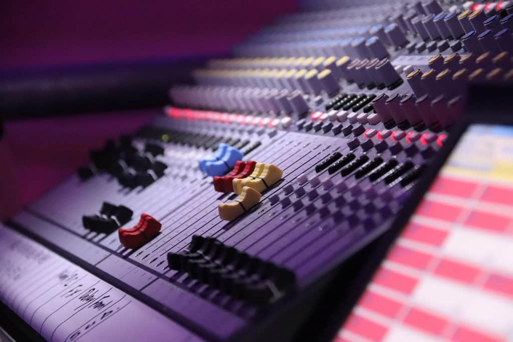 Mischpult in einem Tonstudio mit farbigen Reglern