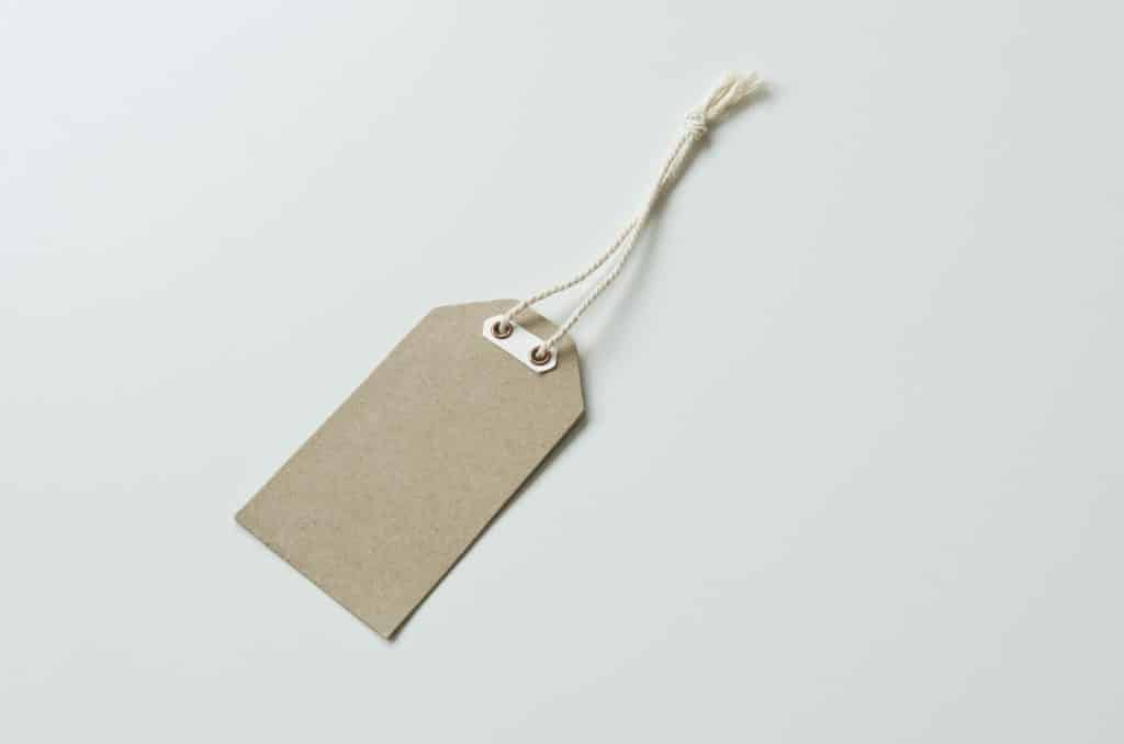 Leerer Anhänger aus Kraftpapier