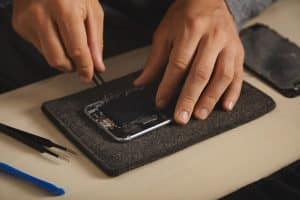 Hände reparieren ein Smartphone